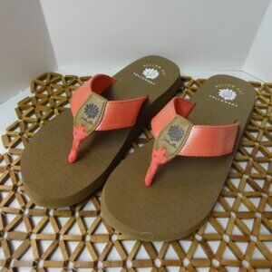 Yellow Box Mellow Mat Navin Fuchsia Sandals, NWOT